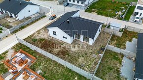 SKOLAUDOVANÝ Rozľahlý 4izbový bungalov s garážou, Topoľnica - 3