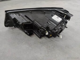 Prave predne svetlo VW Touareg II lift - 3