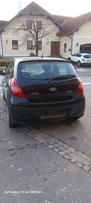 Hyundai i20 1.4i 74kw  rok 2010 čierna - 3