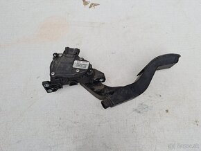 VW Passat B5.5 - Plynovy pedal 8D1 721 523 F - 3