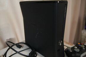 Xbox 360 slim s 13 Hrami na disku, káblami a ovládačom - 3