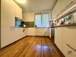 NA PREDAJ 5 IZBOVÝ RODINNÝ DOM S GARÁŽOU, POZEMOK 343M2, JAB - 3