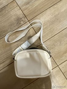 Biela Calvin Klein camera bag - 3