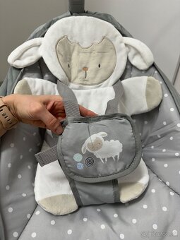 Ingenuity Hojdačka vibrujúca s melódiou Cuddle Lamb 2019 - 3