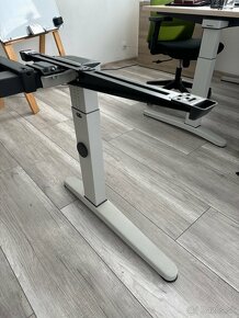 Kvalitny kancelarsky stôl SteelCase 140cm - 3