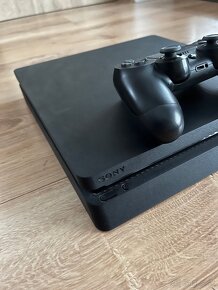 Playstation 4 slim 1T v stave ako nový - 3