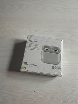 Apple AirPods (3. generácie) s MagSafe nabíjacím puzdrom - 3