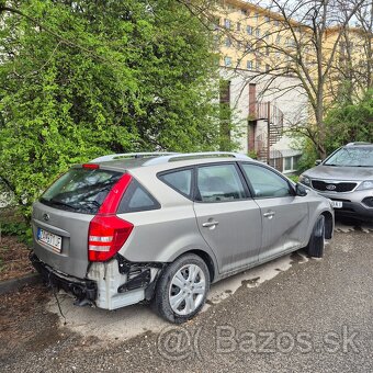 Kia ceed 1.6i havarovana - 3