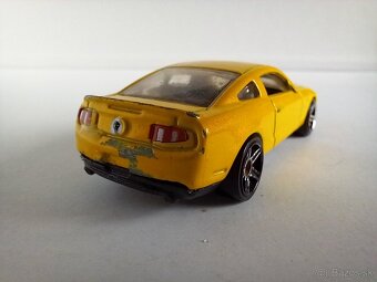 HOT WHEELS - 2010 FORD MUSTANG GT - POZRI DETAILNÉ FOTO - 3