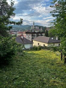 PREDAJ: Stavebný pozemok priamo v centre mesta Kremnica_400m - 3