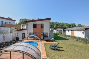 Luxusný RD, 2 garáže, vyhrievaný bazén, pozemok 921 m2 - 3