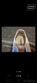 Converse nosene vid foto - 3