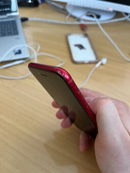 Predám iPhone SE 2. generácie (64GB) - Red - 3