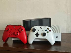 Xbox One S 500gb + 2x joystick + nabíjacia stanica - 3