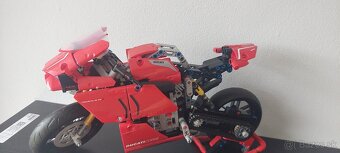 LEGO Technic Ducati Panigale V4 R 42107 - 3