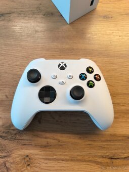 Xbox series S 512GB, ovládač + play & charge kit - 3