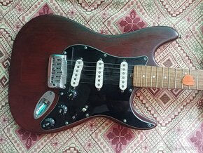 Predám elektrickú gitaru v štýle Fender Stratocaster (kópia) - 3