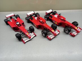 3x F1 FERRARI F2001 a F399 SCHUMACHER HOTWHEELS 1:18 - 3