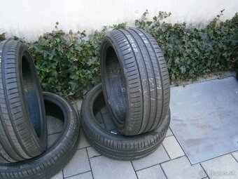 Predám 4x letné pneu Pirelli 2x 235/45 R21 a 2x 255/40 R21 - 3