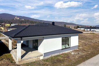 Novostavba- Bungalov s pekným výhľadom na Smolenický  zámok - 3