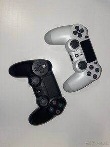 PS4 Slim 1 TB + 2 ovládače + stojan - 3