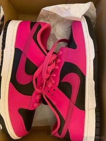 W Nike Dunk Low Fierce pink / Fireberry-black (rúžovo čierne - 3