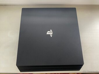 PlayStation 4 Pro + hry + 2 ovládače + HP monitor 23,8” - 3