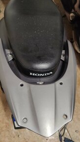 Predám box aj montážnu sadu  Honda Vision NSC110 - 3