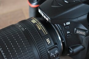 Nikon D5600 - wifi BT - dotyk. display AF VR objektiv 18-105 - 3