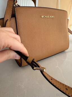 Michael Kors kožená crossbody kabelka - 3