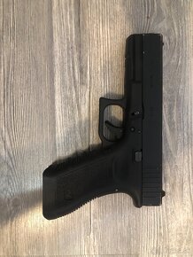 Glock 17 s príslušenstvom - 3