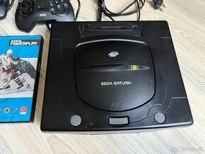 Konzola Sega Saturn + 2 hry.  2 ovládače, zdrojový kábel, hr - 3