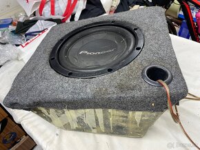 Predám subwoofer do blatníka Škoda Octavia 3 sedan - 3