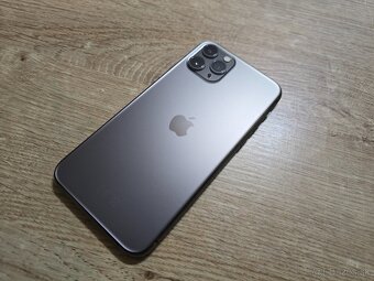 Iphone 11 pro s novou bateriou plnefunkcny ma len bezne znam - 3