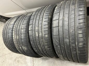 245/45 R19 - 3