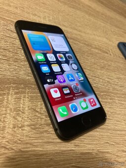 iPhone 8 / 64GB mala puklina na zadnej strane - 3