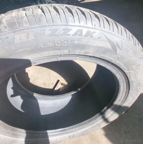 Predám dve zimné pneumatiky bridgestone blizzak lm005 - 3