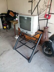 Predám starší televízor + stolík - 3