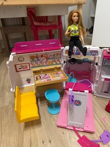 Sanitka Barbie + dve Barbie + karavan Barbie = spolu 45€ - 3