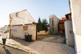 Historické centrum Košíc, Budova a parkoviskom, Vratná ul. - 3