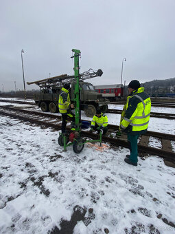 stavebný robotník, pomocný pracovník pri vrtnej súprave - 3