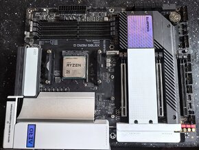 Základná doska GIGABYTE X570S
AERO G  s ADM Ryzen 9 3900X - 3