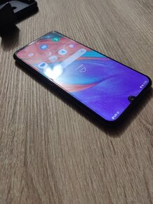 Samsung Galaxy A40 / 4/64GB prasklina mierna na displeji - 3