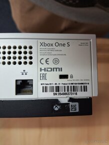 XBOX One S + 2x ovládač, 1x hra - 3