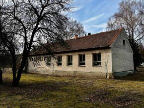 REZERVOVANÉ: Na predaj budova bývalej škôlky s bytom v obci  - 3