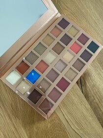 revolution glow paleta tieňov - 3