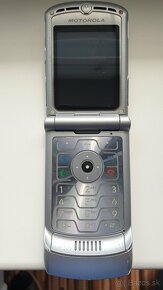 Predám Motorolu Razr V3 Silver... - 3