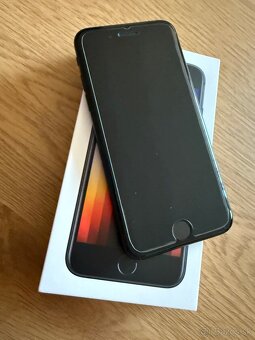 Predám iPhone SE 2022 / 64GB čierné - 3