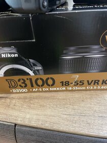 Nikon 3100 D s objektívom a taškou - 3