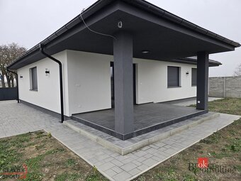 Moderná novostavba 4-izb.bungalov s krbom a parkovaním v obc - 3